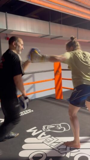 Mandy Böhm Instagram - Ich kann mich einfach nicht an diese Boxstiefel gewöhnen 😃🥊👟 Was mich definitiv nicht daran hindert an meiner Boxtechnik zu Arbeite 🥊🖤🧡🧟‍♀️

An welcher Technik soll ich als Nächstes Arbeiten ? 
Was muss ich anders machen ? 
3.2.1 Expertenrunde 
31.05.2024 | Ebertbad Oberhausen | 4-0-0
