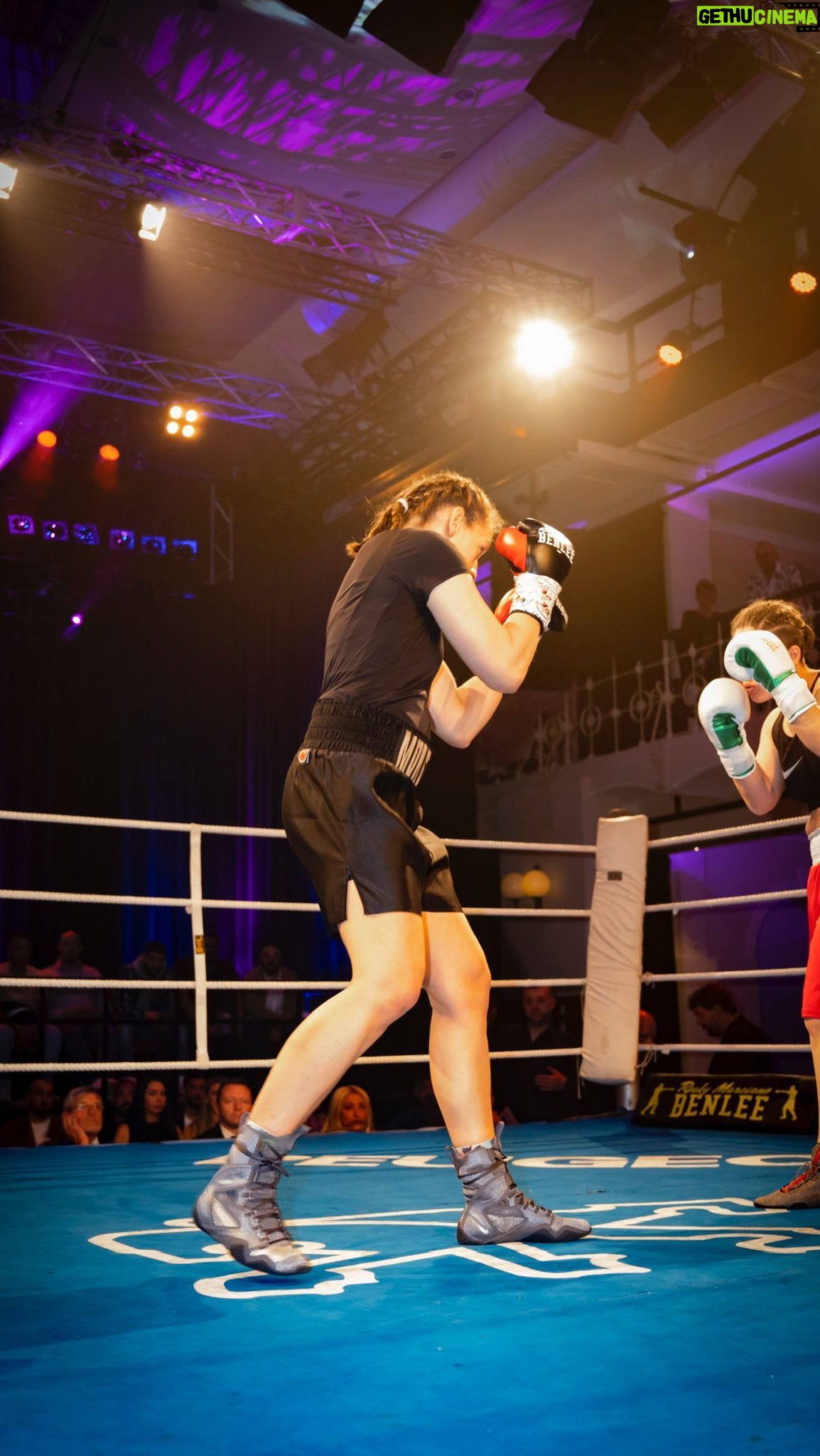 Mandy Böhm - 1.4K Likes - Protect yourself at all times!
#nomercy #boxing #monster
Waren die letzten Schläge zu viel oder besser keine Gnade zeigen ?