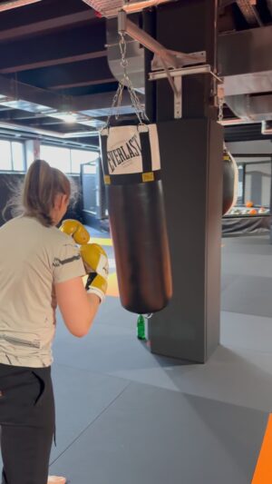 Mandy Böhm Instagram - Endlich wieder Training 🥊
Ich hab fast vergessen wie gut sich das anfühlt und wie sehr ich das brauche 🧡🖤
Ohne was könnt ihr nicht leben ? 
Bei mir ist es definitiv Kampfsport 🥋 und Kaffee ☕️ 

#mma #boxen #boxing #monsteracademy
