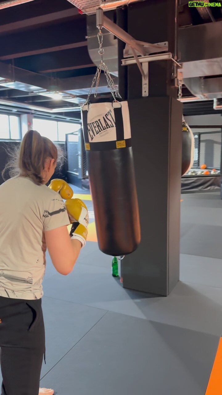 Mandy Böhm - 1.5K Likes - Endlich wieder Training 🥊
Ich hab fast vergessen wie gut sich das anfühlt und wie sehr ich das brauche 🧡🖤
Ohne was könnt ihr nicht leben ?
Bei mir ist es definitiv Kampfsport 🥋 und Kaffee ☕️
#mma #boxen #boxing #monsteracademy