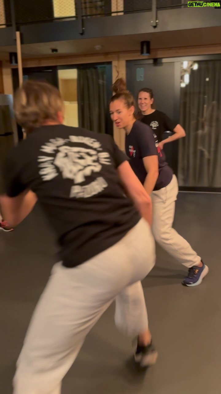 Mandy Böhm - 205 Likes - SPIEL, SPASS UND BOXEN
Hey Leute! Ich muss euch unbedingt von einem lustigen Video erzählen, das ich gerade entdeckt habe! 🎉💃
In unserem women’s empowerment camp hatten wir eine Übung, bei der wir die Schulter und die Knie unseres Partners schnell berühren mussten, ohne selbst erwischt zu werden. Es war sooo lustig und energiegeladen! 😄💪
Diese Übung hat uns nicht nur eine Menge Spaß bereitet, sondern auch dabei geholfen, unser Körpergefühl zu verbessern. Wir haben unsere Agilität, unseren Fokus und unsere Reaktion gestärkt. Es war einfach großartig, wie wir uns gegenseitig motiviert und unterstützt haben! 💪🔥
Ich kann euch sagen, dass wir alle danach voller Energie und guter Laune waren. Es ist einfach toll, wie solche Spiele und Aktivitäten uns Frauen dabei helfen können, uns selbstbewusster und stärker zu fühlen. 💃💪
Also, wenn ihr auch Lust habt, euer Körpergefühl zu verbessern und dabei eine Menge Spaß zu haben, dann probiert diese Übung unbedingt aus! Ihr werdet es nicht bereuen, versprochen! 😉💃
Lasst uns gemeinsam unsere Frauenpower zeigen und uns gegenseitig unterstützen! 💪🌟
📸 @mihribanfotografie
#WomenEmpowerment #Körpergefühl #Spaß #Energiegeladen #Boxen #ugrosboxteam #fesrlessfemales #persönlichkeitsentwicklung #stärke