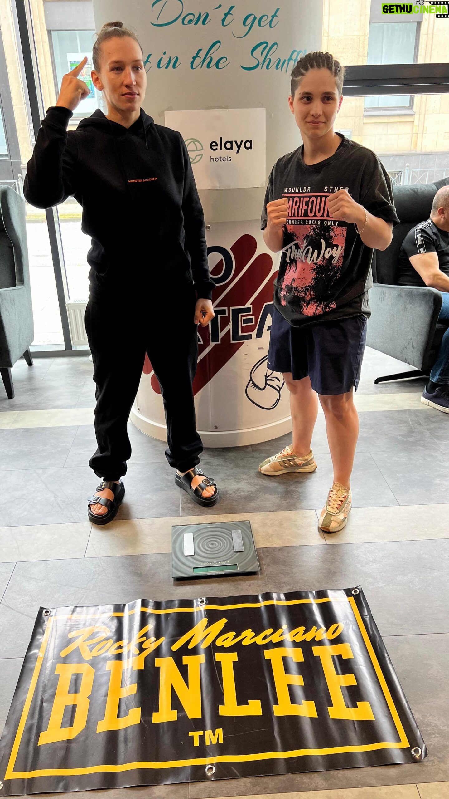 Mandy Böhm - 1.3K Likes - We have a fight !
Waage ⚖️ geschafft, jetzt aufladen 🔋
Morgen KLATSCHT ET 🧨🔪🥊 aber kein Beifall 👏🙃 obwohl vielleicht doch 😋 danach….
Welche lustigen Redewendungen fallen euch für ne “saftige prügelei” ein ???
Der beste gewinnt ein Monster Shirt 👕
Schreibt es in die Kommentare….
3.2.1. LETs GO !