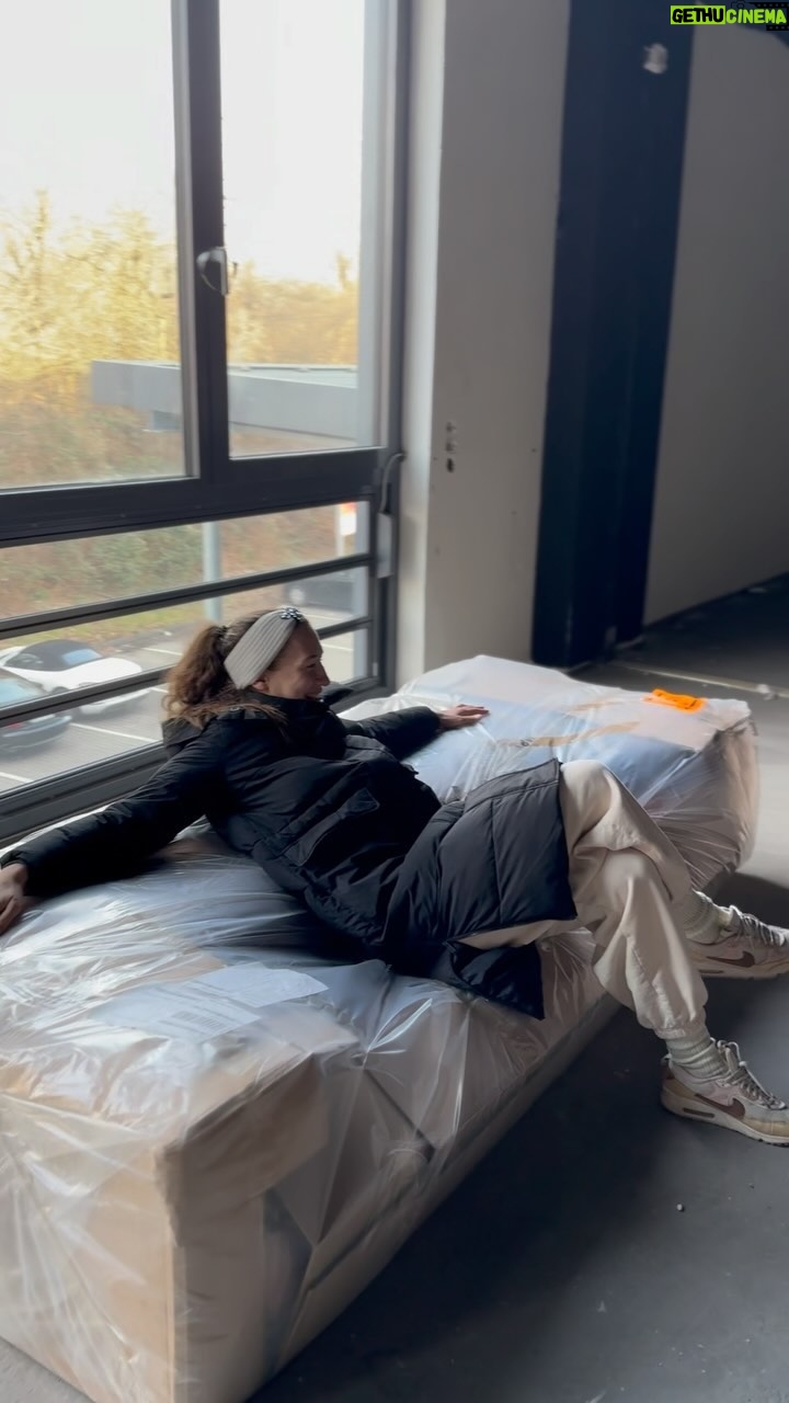 Mandy Böhm - 1.2K Likes - 👟🖤STEP BY STEP 🧡☀️
@monsteracademy.de
Heute sind die wunderbaren Sitzgelegenheiten für den Lounge Bereich angekommen, der Trockenbauer hat angefangen zu Arbeiten um die Brandschutzwände zu Ziehen und der Killer ist mit der Decke fast fertig.
Wer kann die Team Farben der Monster Academy erraten ?
Was ist euch wichtig in einem GYM und was würdet ihr euch wünschen ?
Immer her mit euren Anregungen, Tips, wünschen und Vorschlägen.
#MonsterAcademy #MonsterNation #MMA