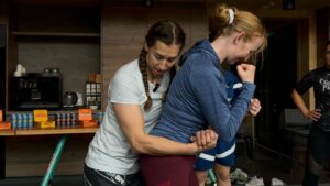 Mandy Böhm Instagram - "Schritt für Schritt zum perfekten BACKTAKE im Rahmen des Women's Empowerment Camps! 💪🤼‍♀️ Hier lernen Frauen, durch Kampfsport mehr Selbstbewusstsein aufzubauen. #GrapplingSkills #Rückengriff #WomenEmpowerment"