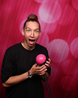 Mandy Böhm Instagram - WAS GLAUBT IHR WAS PASSIERT WENN 
ICH DEN BUTTON PUSHE ? 

Nur falsche Antworten, die lustigste gewinnt ! 

#ThetimeiscometopushtheButton.