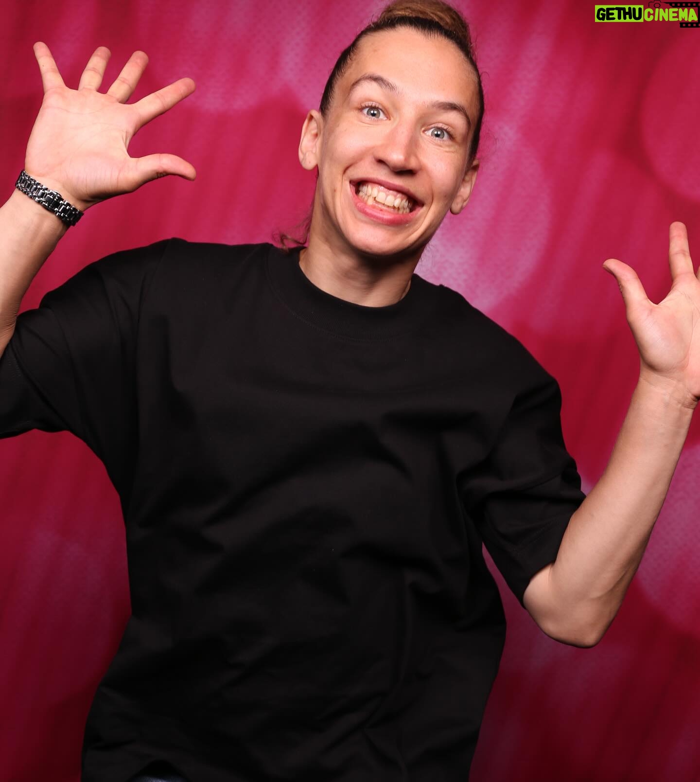 Mandy Böhm - 1.2K Likes - WAS GLAUBT IHR WAS PASSIERT WENN
ICH DEN BUTTON PUSHE ?
Nur falsche Antworten, die lustigste gewinnt !
#ThetimeiscometopushtheButton.