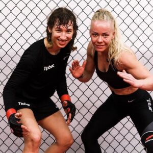 Mandy Böhm Instagram - -The past is made up of moments lived.

🧟‍♀️ HAPPY RETIREMENT 🌊

I like to honor this post to someone special for me. 
Congratulations on a great career. You inspired me since the moment I met you. You are not only a great athlete. 
You make me feel welcome, you are such a warm hearted person. You definitely leave your food prints in my life and even if it was a short time, you are for ever part of beautiful memories in my life. I will tell my grandkids about this Tsunami. 🌊 Tank you for being you and congratulations 🎉 
I wish you all the best for your future 🤍👩🏼‍🤝‍👩🏽 
@sunnatsunami

Habt ihr auch Leute in eurem Leben, die euch gute Erinnerung bescheren? Solche die ihr euren Kindes Kindern erzählen werdet ? Markiert sie mal, damit sie Bescheid wissen 🤍☺️