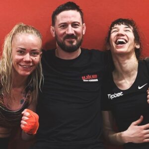Mandy Böhm Instagram - -The past is made up of moments lived.

🧟‍♀️ HAPPY RETIREMENT 🌊

I like to honor this post to someone special for me. 
Congratulations on a great career. You inspired me since the moment I met you. You are not only a great athlete. 
You make me feel welcome, you are such a warm hearted person. You definitely leave your food prints in my life and even if it was a short time, you are for ever part of beautiful memories in my life. I will tell my grandkids about this Tsunami. 🌊 Tank you for being you and congratulations 🎉 
I wish you all the best for your future 🤍👩🏼‍🤝‍👩🏽 
@sunnatsunami

Habt ihr auch Leute in eurem Leben, die euch gute Erinnerung bescheren? Solche die ihr euren Kindes Kindern erzählen werdet ? Markiert sie mal, damit sie Bescheid wissen 🤍☺️