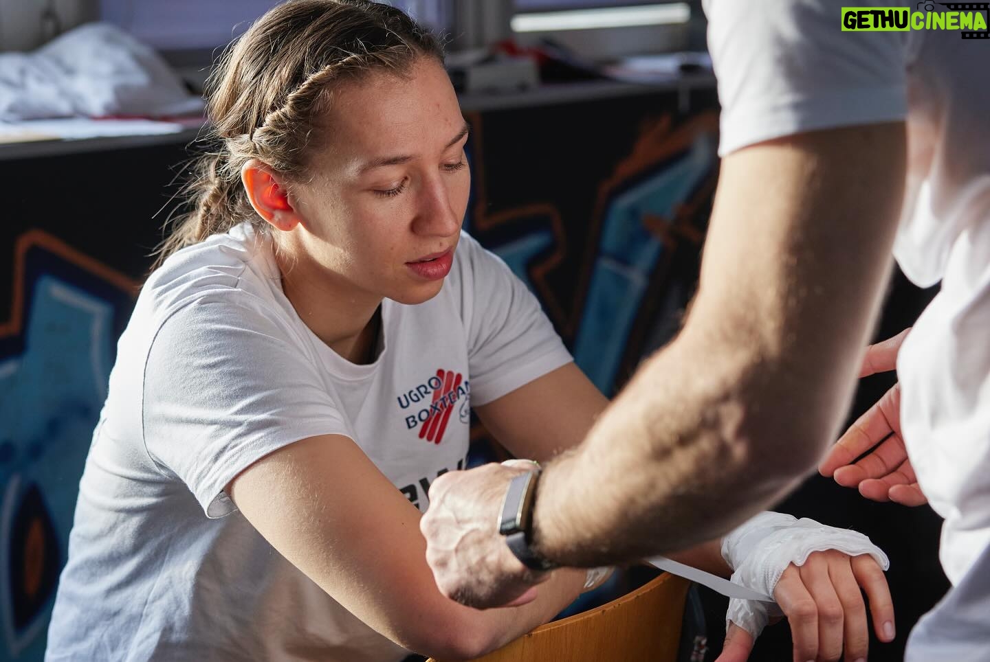 Mandy Böhm - 1.2K Likes - 🥋 D E D I C A T E D 🤍
engagiert | hingebungsvoll | treu
Mit welcher Sache in deinem Leben stehst du so in Verbindung ?
#Boxen #MMA #Kampfsport #Kampfkunst