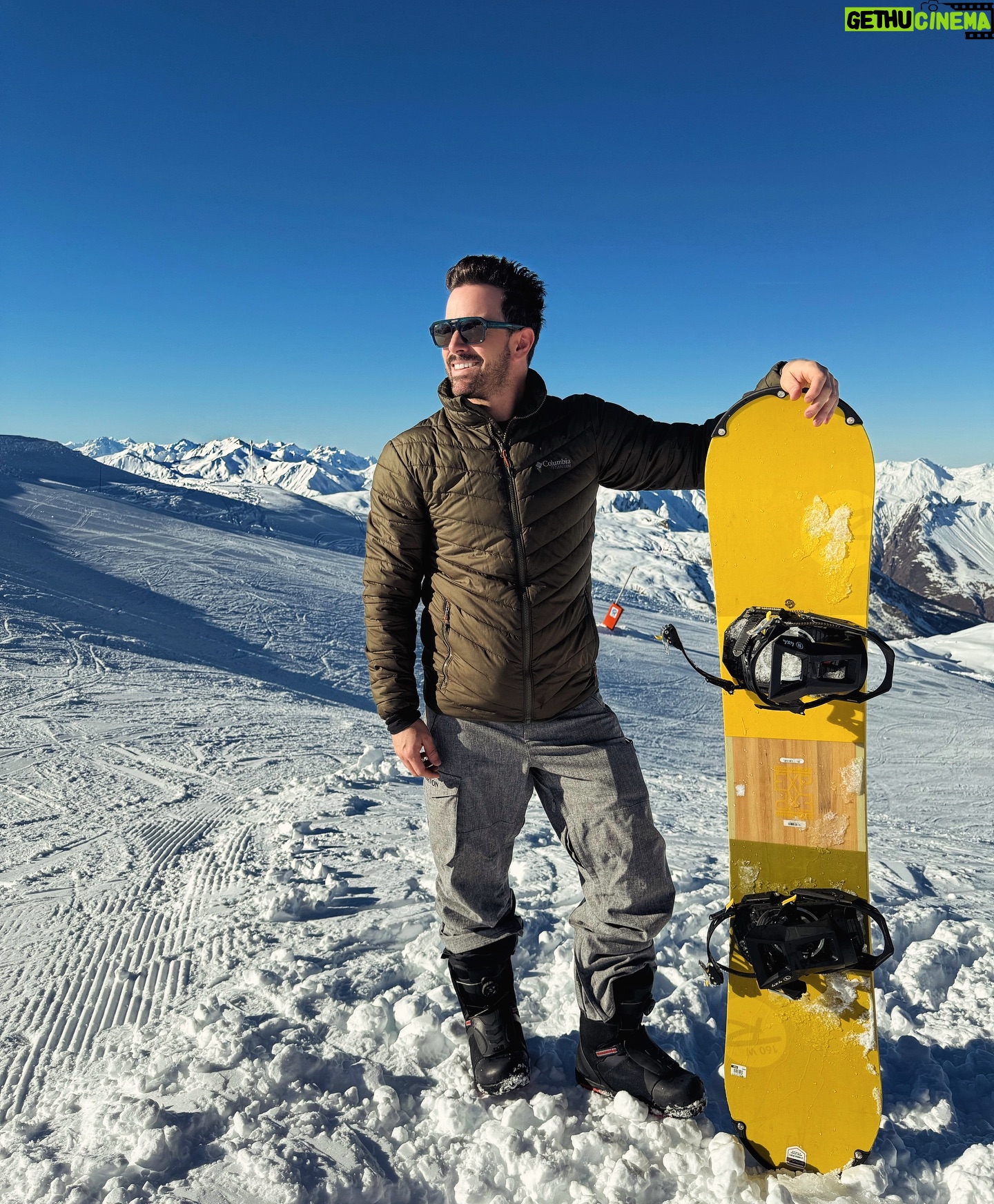 Mané de la Parra - 2.8K Likes - A gozar que al fin de cuentas lo único que te llevarás serán momentos recuerdos y experiencias !! #travel #viaja #smile #snowboarding