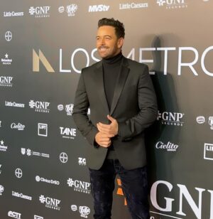 Mané de la Parra Instagram - Aquí unas fotitos de ayer en #losMetroGNP tirando look ….

📸#lidereslatinos #style #smile #look #tv #sonrie