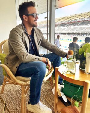Mané de la Parra Instagram - Domingo de risas hermanos y margaritas !! #f1 🇲🇽 #PatronxCheco @tequilapatronmexico