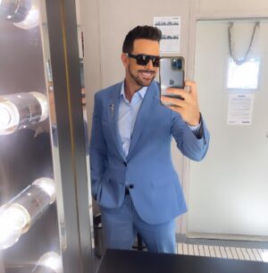 Mané de la Parra Instagram - Una gala donde nos tocó bailar y volar como todo un 🐱😂😂! Me divertí muchísimo y espero que uds también ! Esta competencia se pone cada día mejor!gracias por hacer #miraquienbaila el programa favorito del primetime latino ! 👊🏼nos vemos el próximo domingo 7/6 centro por #univision! #smile #style #look #tvhost #tv