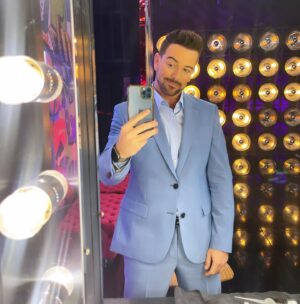 Mané de la Parra Instagram - Una gala donde nos tocó bailar y volar como todo un 🐱😂😂! Me divertí muchísimo y espero que uds también ! Esta competencia se pone cada día mejor!gracias por hacer #miraquienbaila el programa favorito del primetime latino ! 👊🏼nos vemos el próximo domingo 7/6 centro por #univision! #smile #style #look #tvhost #tv