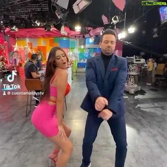 Mané de la Parra - 2.9K Likes - @barbaraislas le puso reto de baile a @manedelaparra. 🕺💃🫣 ¿Ustedes que calificación de dan? 🫵 No te lo pierdas en @miraquienbaila 💃🫶🏻 @canalestrellas @cuentameloyaof #cuéntameloyaalfin #miraquiénbaila #entretenimiento #sábado #video #viral #méxico