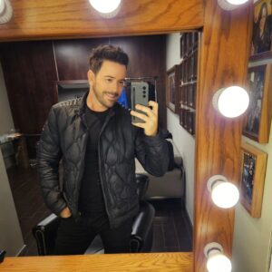 Mané de la Parra Instagram - Aquí en el camerino pensando en lo afortunado que soy de poder compartir con tanta gente alegria, cariño y buena onda. Sin duda la musica nos acerca y hace este mundo un mejor lugar. Gracias a los que me acompañaron esta semana en mis shows por hacer el esfuerzo para compartir conmigo ! 🙏 nos vemos este fin de semana en Veracruz !  Que buenas fotos saca mi #galaxyzfold5 !! #samsung #musica #smile #mirrorselfie