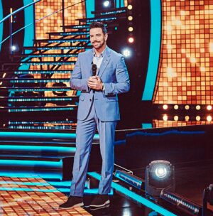 Mané de la Parra Instagram - Una gala donde nos tocó bailar y volar como todo un 🐱😂😂! Me divertí muchísimo y espero que uds también ! Esta competencia se pone cada día mejor!gracias por hacer #miraquienbaila el programa favorito del primetime latino ! 👊🏼nos vemos el próximo domingo 7/6 centro por #univision! #smile #style #look #tvhost #tv
