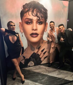 Mané de la Parra Instagram - Apoyando a nuestro querido @papikunno en todos sus logros !! Felicidades por #sinlessbeauty que sigan los éxitos y sueños !! Se te quiere y admira ! @soywendyguevaraoficial @nicolaporcella12 #amistad #sueños