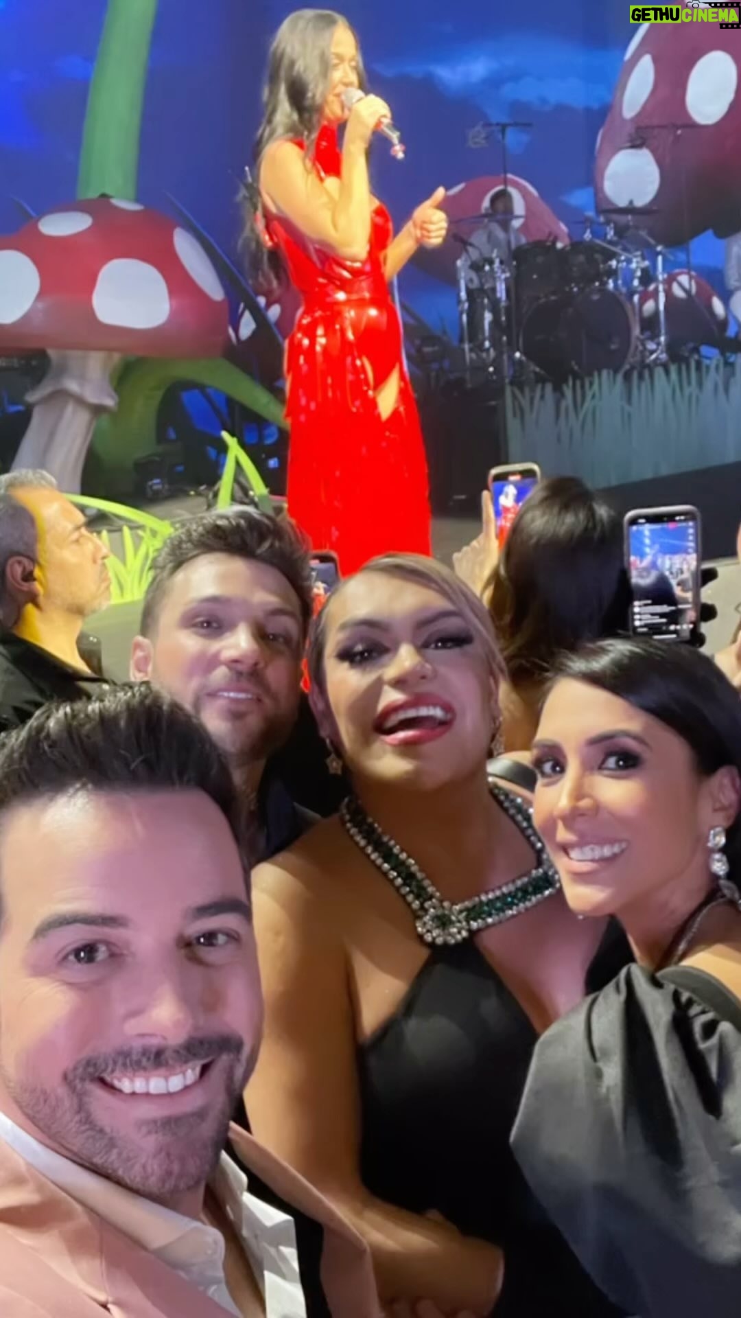 Mané de la Parra - 9.4K Likes - Que gran noche feliz de compartir con @soywendyguevaraoficial @nicolaporcella12 ❤️@katyperry @jemurguia @cjmurguia 👊🏼#emocionesqueimpactan solo en #televisaunivision Gracias por tanta buena onda #wencola ❤️🙏🏻👊🏼