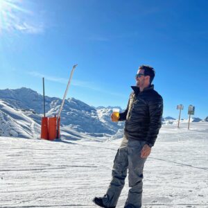 Mané de la Parra Instagram - Hoy brindo por Mi !! Porque darle una vuelta más al sol 🌞es para celebrarlo!! Brindo porque soy feliz con el hombre que soy con muchos defectos pero también con virtudes ! Brindo por mis amigos, hermanas,padres,sobrinos,primos,familia que la vida me dió que son el mayor tesoro que tengo !  Brindo porque acepto mis errores y seguiré aprendiendo de ellos . Brindo por todo el amor que recibo de tanta gente buena ! Brindo porque me quiero bien y bonito porque es hermosa la vida y por la fortuna de seguir viviendo ! Feliz cumpleaños a mi !Y gracias a todos por tanto 🙏🏻 
.
.
(*vean mi serenata cumplieañera de mis sobrinos  #luciano y #julian ❤️😘