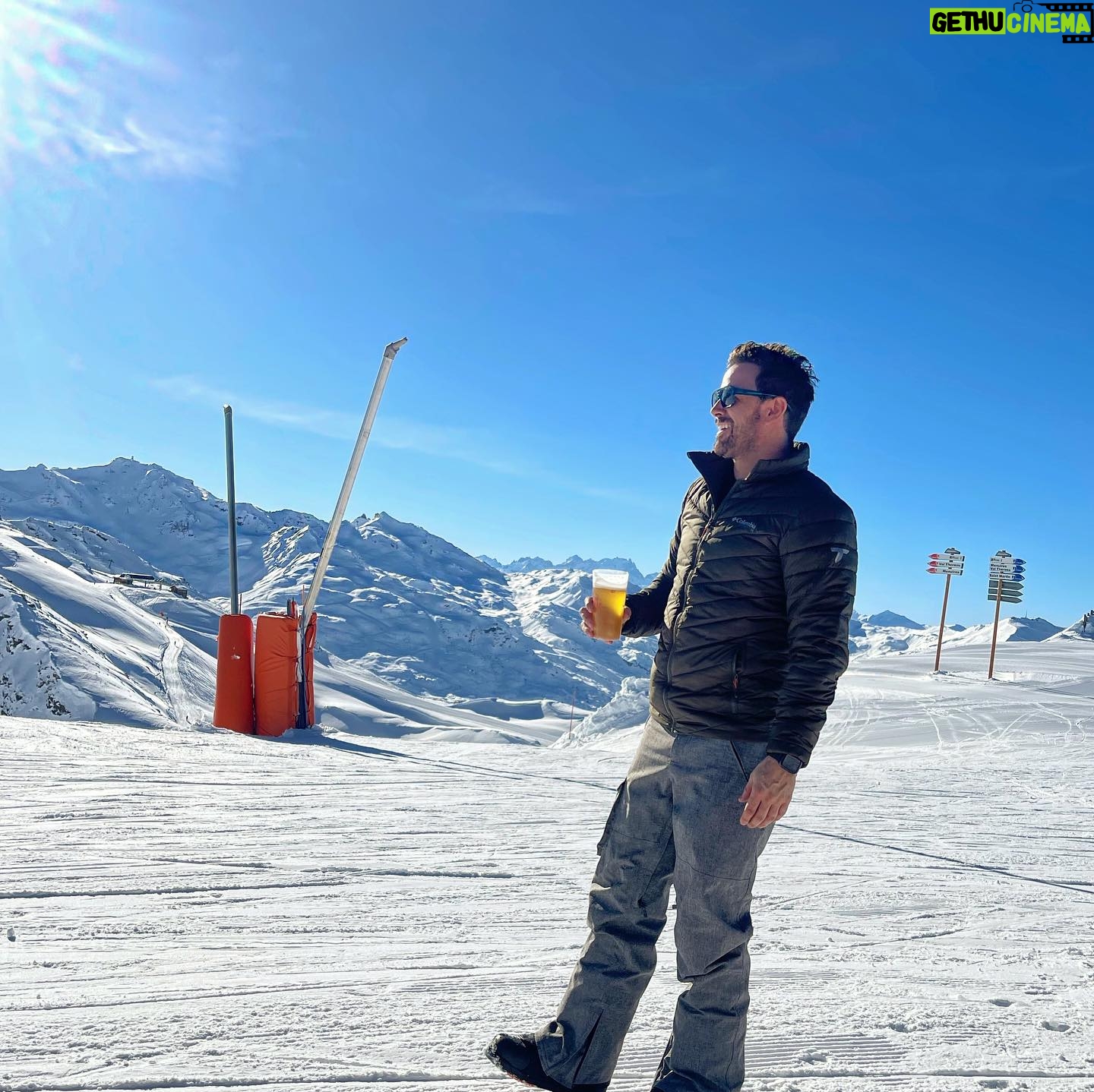 Mané de la Parra - 8.6K Likes - Hoy brindo por Mi !! Porque darle una vuelta más al sol 🌞es para celebrarlo!! Brindo porque soy feliz con el hombre que soy con muchos defectos pero también con virtudes ! Brindo por mis amigos, hermanas,padres,sobrinos,primos,familia que la vida me dió que son el mayor tesoro que tengo ! Brindo porque acepto mis errores y seguiré aprendiendo de ellos . Brindo por todo el amor que recibo de tanta gente buena ! Brindo porque me quiero bien y bonito porque es hermosa la vida y por la fortuna de seguir viviendo ! Feliz cumpleaños a mi !Y gracias a todos por tanto 🙏🏻
.
.
(*vean mi serenata cumplieañera de mis sobrinos #luciano y #julian ❤️😘