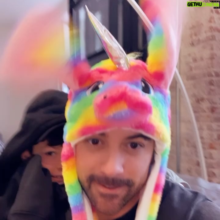 Mané de la Parra - 8.6K Likes - Hoy brindo por Mi !! Porque darle una vuelta más al sol 🌞es para celebrarlo!! Brindo porque soy feliz con el hombre que soy con muchos defectos pero también con virtudes ! Brindo por mis amigos, hermanas,padres,sobrinos,primos,familia que la vida me dió que son el mayor tesoro que tengo ! Brindo porque acepto mis errores y seguiré aprendiendo de ellos . Brindo por todo el amor que recibo de tanta gente buena ! Brindo porque me quiero bien y bonito porque es hermosa la vida y por la fortuna de seguir viviendo ! Feliz cumpleaños a mi !Y gracias a todos por tanto 🙏🏻
.
.
(*vean mi serenata cumplieañera de mis sobrinos #luciano y #julian ❤️😘