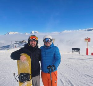 Mané de la Parra Instagram - Que gran viaje queridos @emilio.gubo @guerrero.mayer por seguir compartiendo la vida y recolectando momentos ! Los quiero un chingo !  Hay que vivir la vida ahorita que solo el presente es verdad ! #familia #vacaciones #snowboard