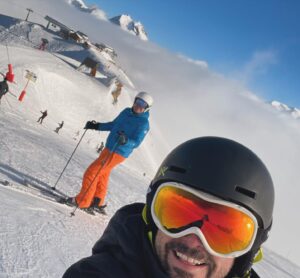 Mané de la Parra Instagram - Que gran viaje queridos @emilio.gubo @guerrero.mayer por seguir compartiendo la vida y recolectando momentos ! Los quiero un chingo !  Hay que vivir la vida ahorita que solo el presente es verdad ! #familia #vacaciones #snowboard
