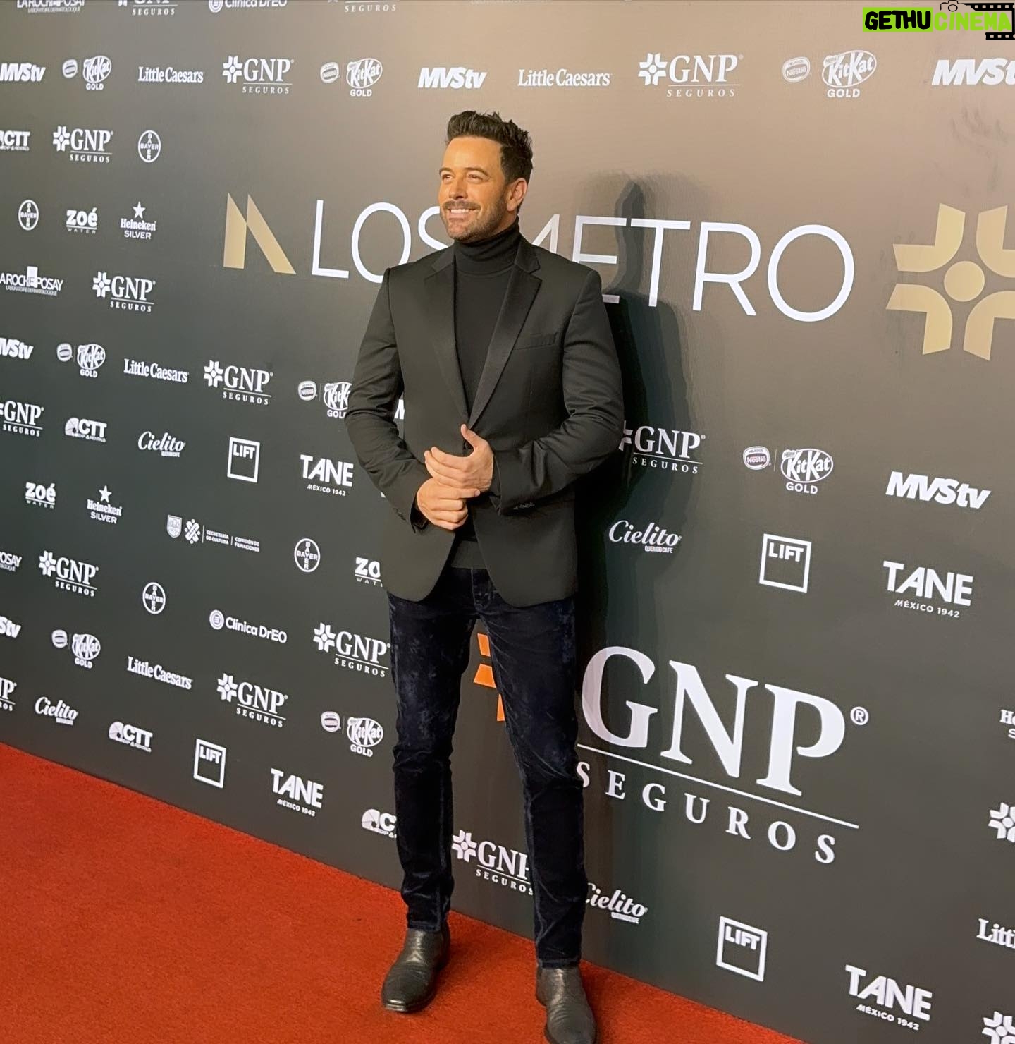 Mané de la Parra - 2.1K Likes - Aquí unas fotitos de ayer en #losMetroGNP tirando look ….
📸#lidereslatinos #style #smile #look #tv #sonrie