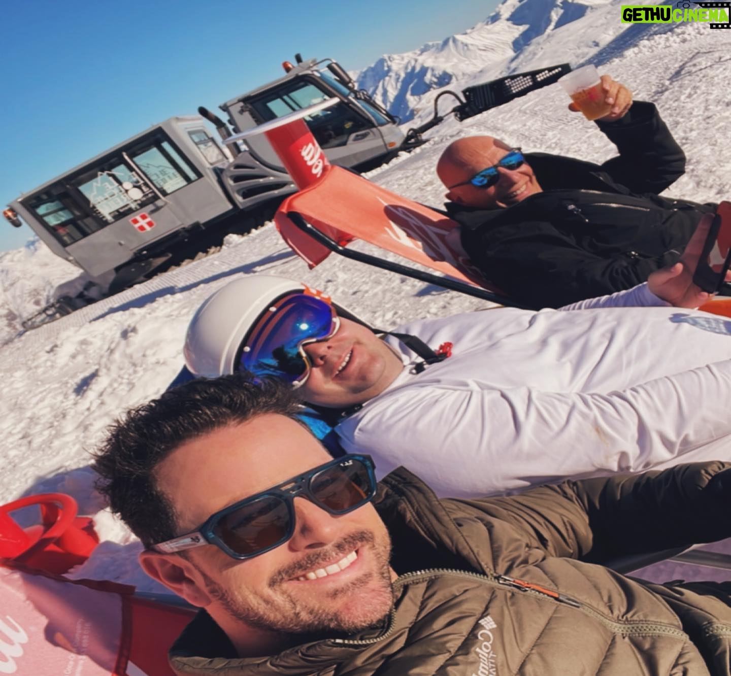 Mané de la Parra - 1.6K Likes - Que gran viaje queridos @emilio.gubo @guerrero.mayer por seguir compartiendo la vida y recolectando momentos ! Los quiero un chingo ! Hay que vivir la vida ahorita que solo el presente es verdad ! #familia #vacaciones #snowboard
