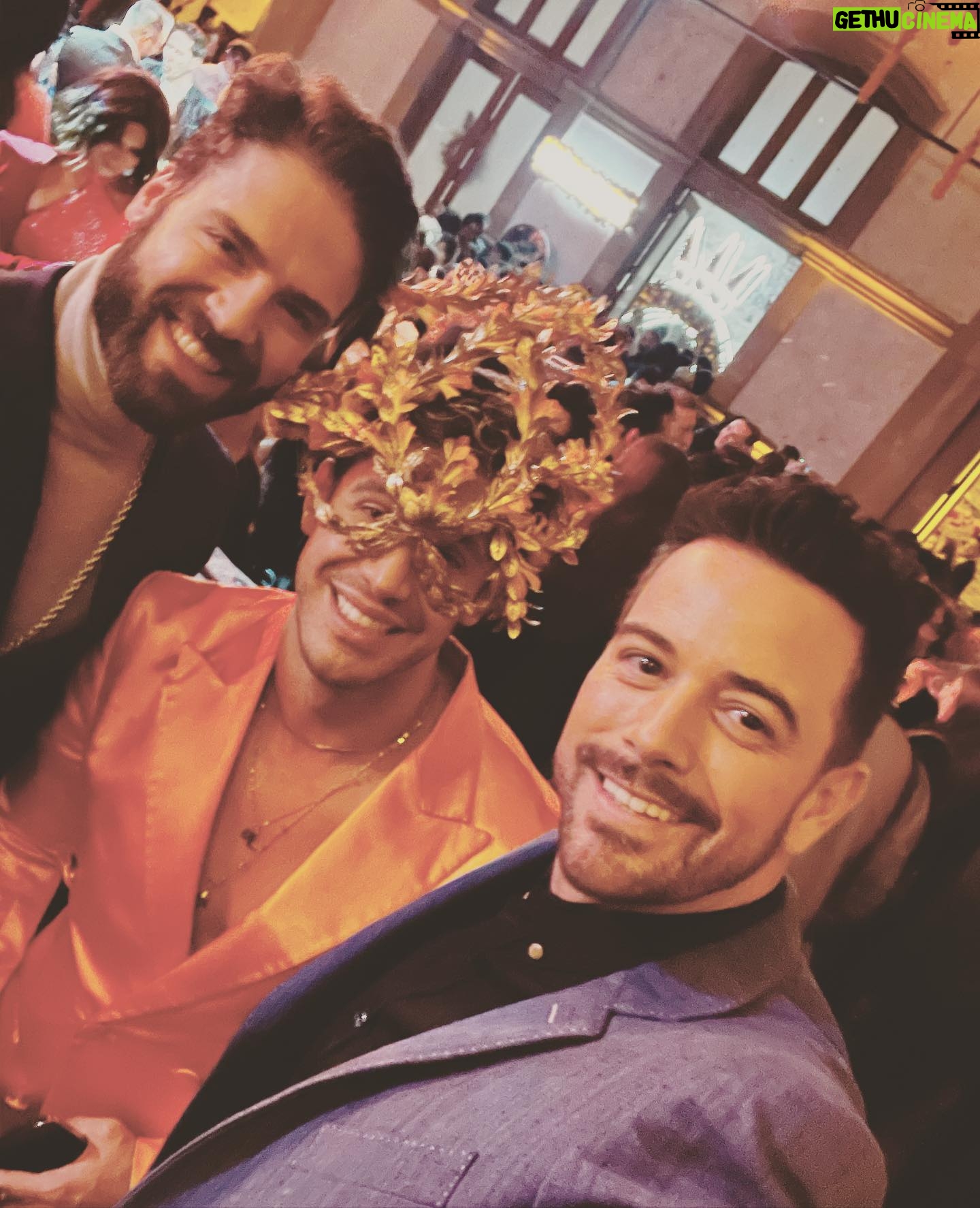 Mané de la Parra - 2.5K Likes - Foto dump de Gala de día de muertos @voguemexico
#style #smile #vogue #fashion 📸 @lidereslatinosmx @karlamartinezdesalas #galavogue