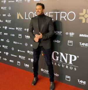 Mané de la Parra Instagram - Aquí unas fotitos de ayer en #losMetroGNP tirando look ….

📸#lidereslatinos #style #smile #look #tv #sonrie