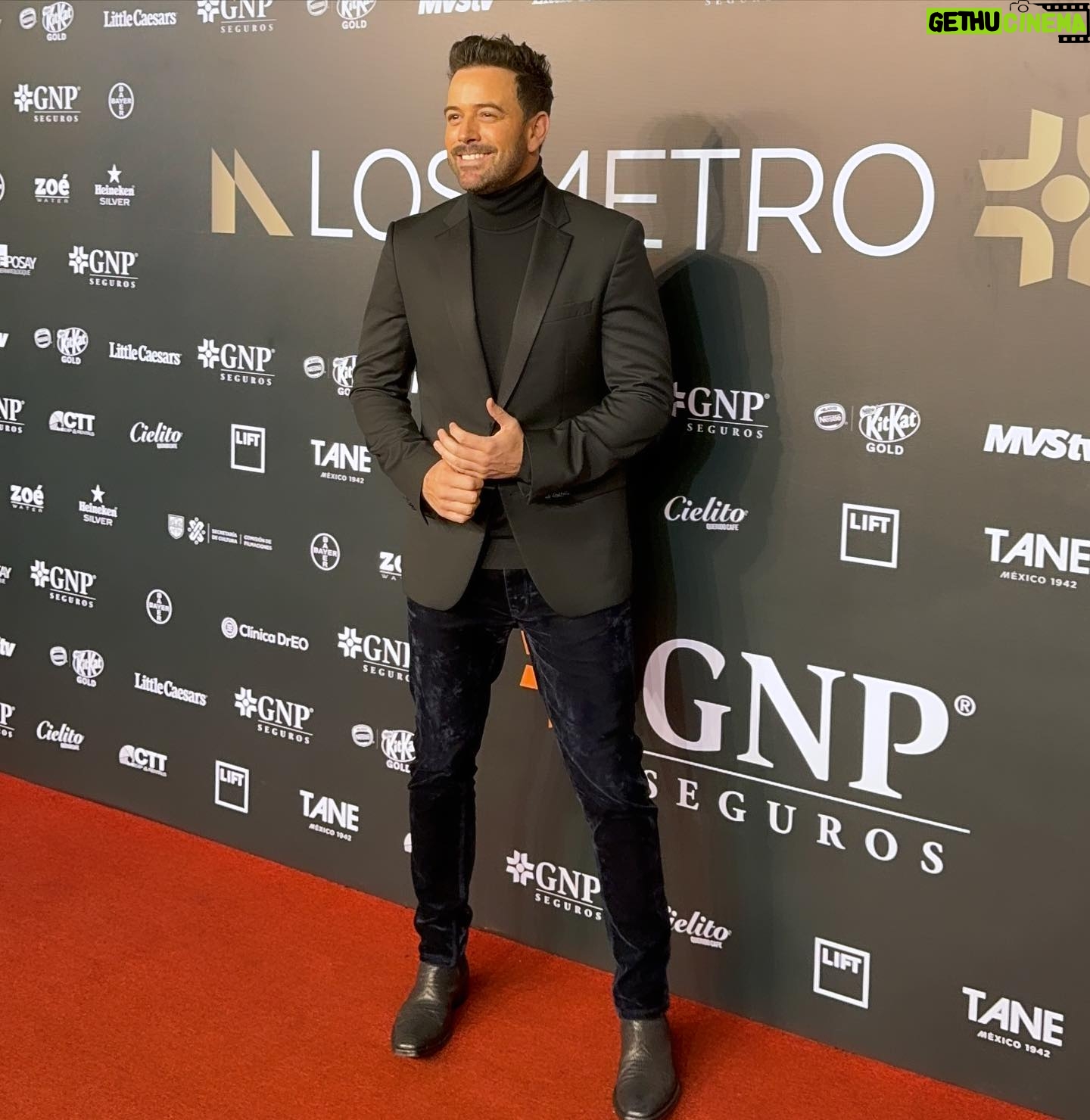 Mané de la Parra - 2.1K Likes - Aquí unas fotitos de ayer en #losMetroGNP tirando look ….
📸#lidereslatinos #style #smile #look #tv #sonrie