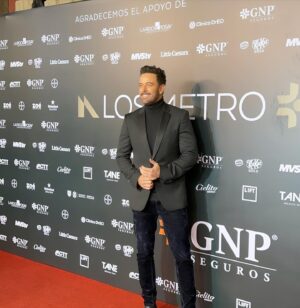 Mané de la Parra Instagram - Aquí unas fotitos de ayer en #losMetroGNP tirando look ….

📸#lidereslatinos #style #smile #look #tv #sonrie