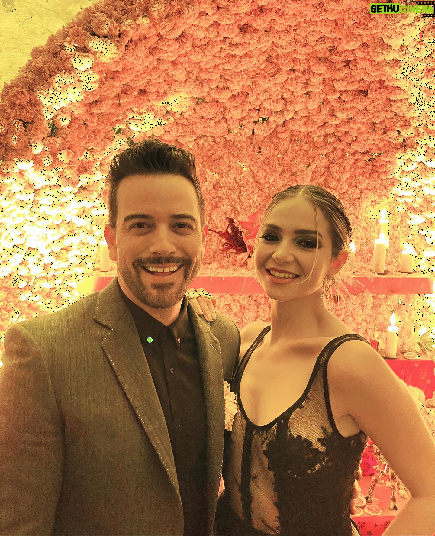 Mané de la Parra - 2.5K Likes - Foto dump de Gala de día de muertos @voguemexico
#style #smile #vogue #fashion 📸 @lidereslatinosmx @karlamartinezdesalas #galavogue