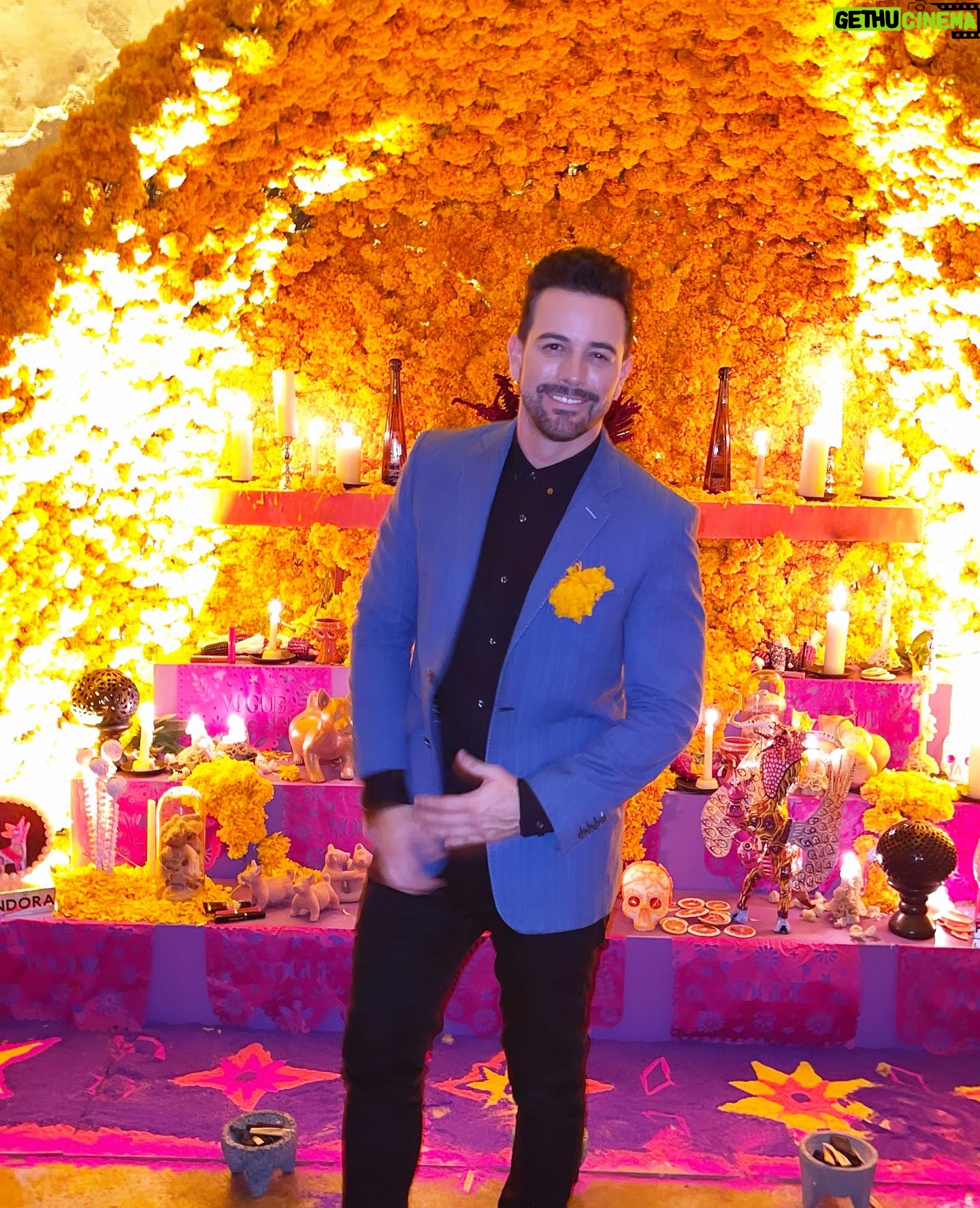 Mané de la Parra - 2.5K Likes - Foto dump de Gala de día de muertos @voguemexico
#style #smile #vogue #fashion 📸 @lidereslatinosmx @karlamartinezdesalas #galavogue