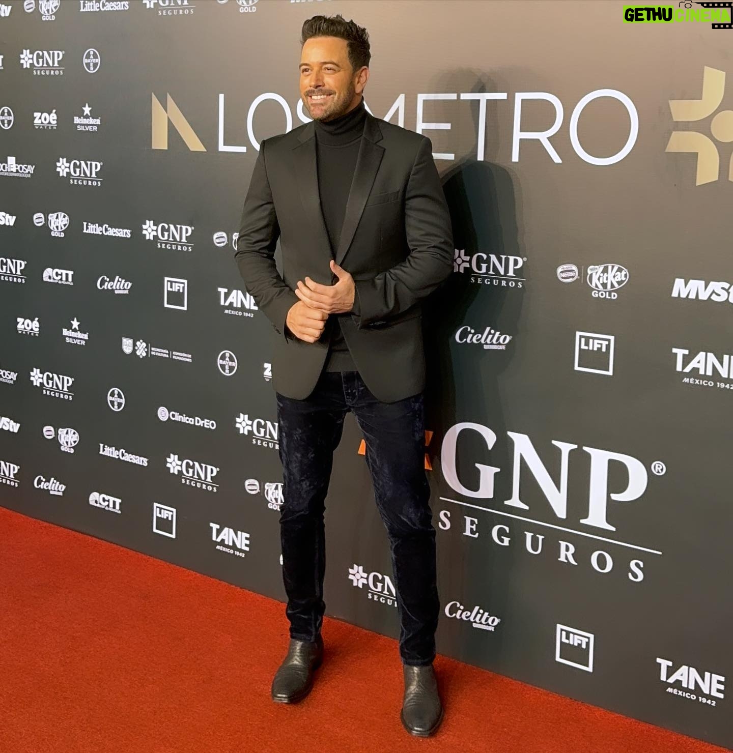 Mané de la Parra - 2.1K Likes - Aquí unas fotitos de ayer en #losMetroGNP tirando look ….
📸#lidereslatinos #style #smile #look #tv #sonrie