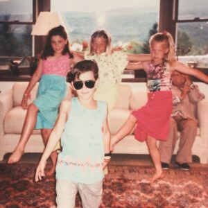 Mané de la Parra Instagram - Que nunca se nos quiten las ganas de reír, bailar cantar !  Porque vida solo hay una y hay que gozarla ! Nunca traiciones al niño que vive en ti y sigue persiguiendo tus sueños ! Aquí esta foto de mi primer show como solista acompañado de mis coristas @alondradlp @sarahpeetphotography @lpeet persignando el piso !! #felizdiadelniño #diadelniño #happy