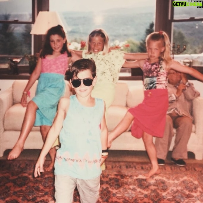 Mané de la Parra - 1.7K Likes - Que nunca se nos quiten las ganas de reír, bailar cantar ! Porque vida solo hay una y hay que gozarla ! Nunca traiciones al niño que vive en ti y sigue persiguiendo tus sueños ! Aquí esta foto de mi primer show como solista acompañado de mis coristas @alondradlp @sarahpeetphotography @lpeet persignando el piso !! #felizdiadelniño #diadelniño #happy