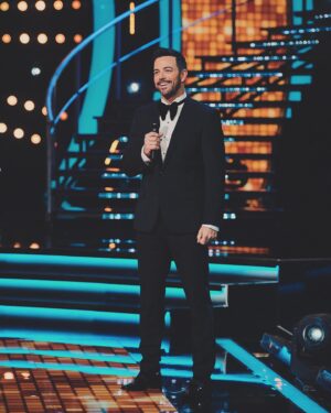 Mané de la Parra Instagram - Aquí unas fotitos de la gran final de @miraquienbaila ! Bien bañado para que me felicite mi mamá !😂 que bien la pasamos ! Cuál les gusta más de estas 5 ? Los leo👇🏼 gracias @ilaurab por todo tu cariño en todos estos años y en este proyecto !