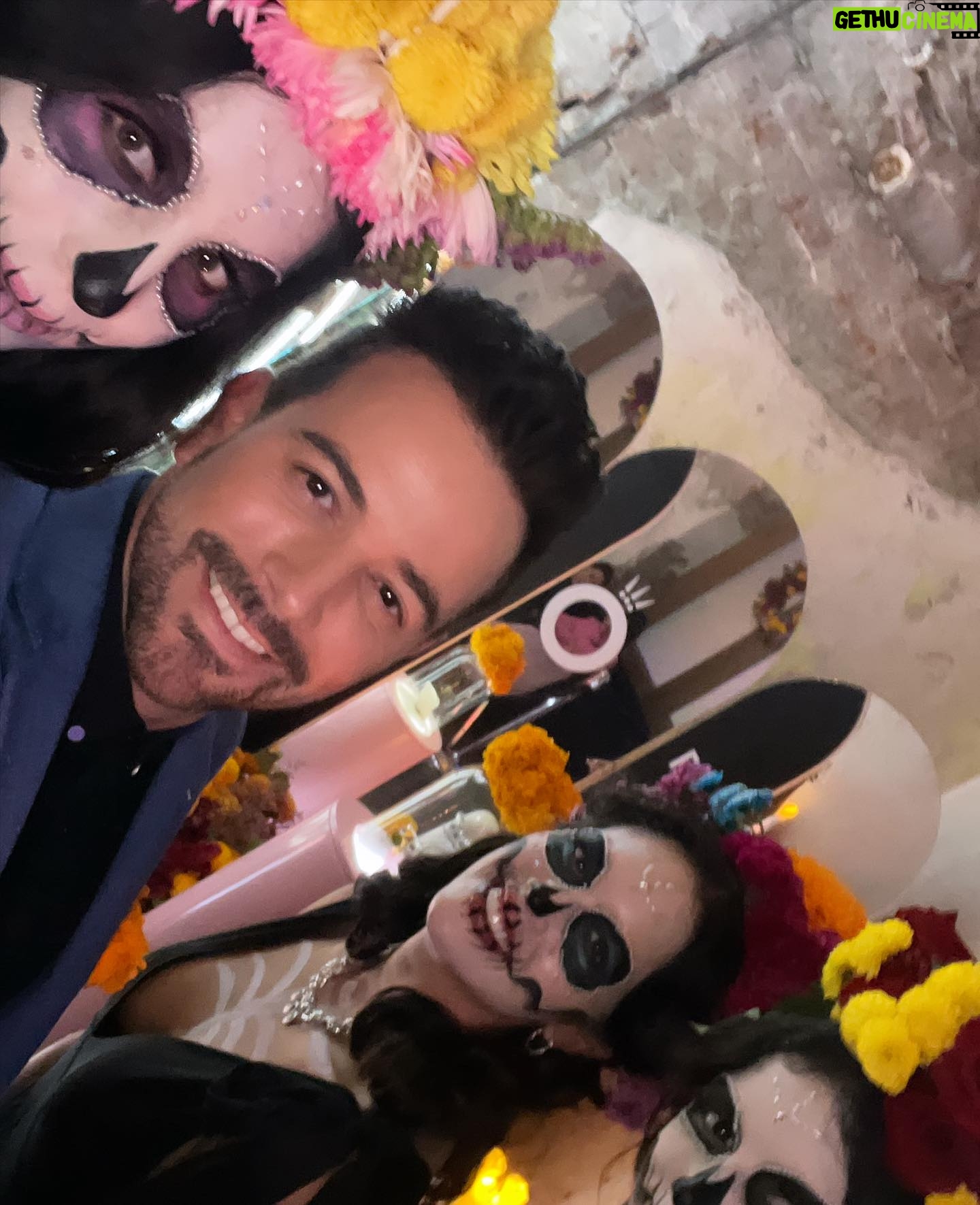 Mané de la Parra - 2.5K Likes - Foto dump de Gala de día de muertos @voguemexico
#style #smile #vogue #fashion 📸 @lidereslatinosmx @karlamartinezdesalas #galavogue