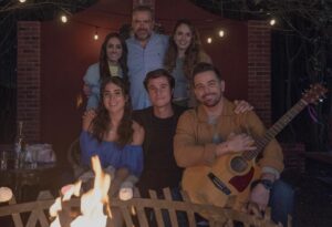 Mané de la Parra Instagram - Nos estamos divirtiendo mucho grabando las escenas de esta historia que estamos segur@s les encantará. #MiAmorSinTiempo #Próximamente 6:30 p.m. MEX #ConLasEstrellas
@cmlaguillo ❤️‍🔥🕰️