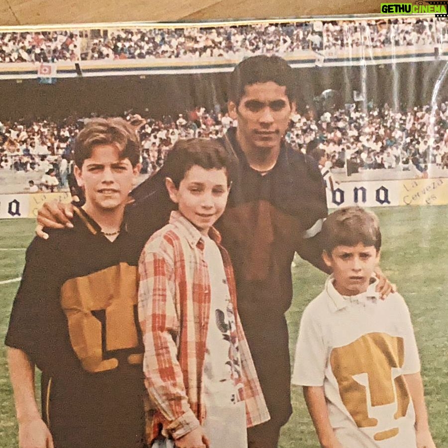 Mané de la Parra - 4.1K Likes - Gran foto con el inmortal el único e irrepetible brody @jorgecamposof ídolo de las multitudes !! Me debes mi clase de golf !! Un abrazote con todo cariño y admiración! Este sábado ganamos! #pumas #pumadesdelacuna #unam #pumasunam #tbt