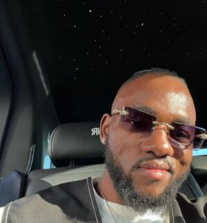Manel Kape Instagram - Ready to kill this press conference #ufc293 

#sydney 
#ufc293
#starboy 
#rollsroycecullinan 
#louboutin
