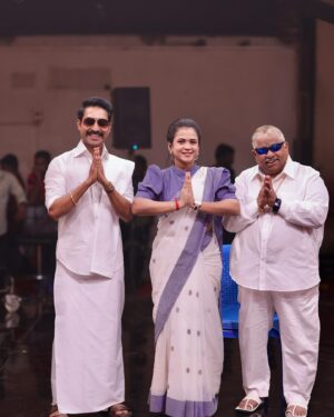 Manimegalai Instagram - மக்களை மகிழ்விப்பதற்காக உருவான CWC சங்கத்தின் சார்பாக வணக்கம் 🙏

தலைவர்கள் : @chef_damu @madhampatty_rangaraj 
கோமாளிகள் நல சங்க உறுப்பினர் : Manimegalai 
குக்குகள் நல சங்க உறுப்பினர் : @rakshan_vj Missed in photo due to கட்சி பணிகள் 😛

PC : @uv_naveen 
MUA & Hairstyle : @nirmala_makeupartistry 
#cookwithcomali Sat & Sun 9:30 PM on @vijaytelevision 🙌