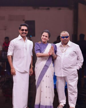 Manimegalai Instagram - மக்களை மகிழ்விப்பதற்காக உருவான CWC சங்கத்தின் சார்பாக வணக்கம் 🙏

தலைவர்கள் : @chef_damu @madhampatty_rangaraj 
கோமாளிகள் நல சங்க உறுப்பினர் : Manimegalai 
குக்குகள் நல சங்க உறுப்பினர் : @rakshan_vj Missed in photo due to கட்சி பணிகள் 😛

PC : @uv_naveen 
MUA & Hairstyle : @nirmala_makeupartistry 
#cookwithcomali Sat & Sun 9:30 PM on @vijaytelevision 🙌