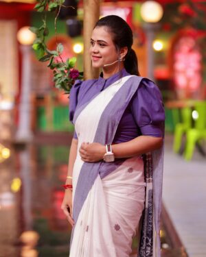 Manimegalai Instagram - மக்களை மகிழ்விப்பதற்காக உருவான CWC சங்கத்தின் சார்பாக வணக்கம் 🙏

தலைவர்கள் : @chef_damu @madhampatty_rangaraj 
கோமாளிகள் நல சங்க உறுப்பினர் : Manimegalai 
குக்குகள் நல சங்க உறுப்பினர் : @rakshan_vj Missed in photo due to கட்சி பணிகள் 😛

PC : @uv_naveen 
MUA & Hairstyle : @nirmala_makeupartistry 
#cookwithcomali Sat & Sun 9:30 PM on @vijaytelevision 🙌