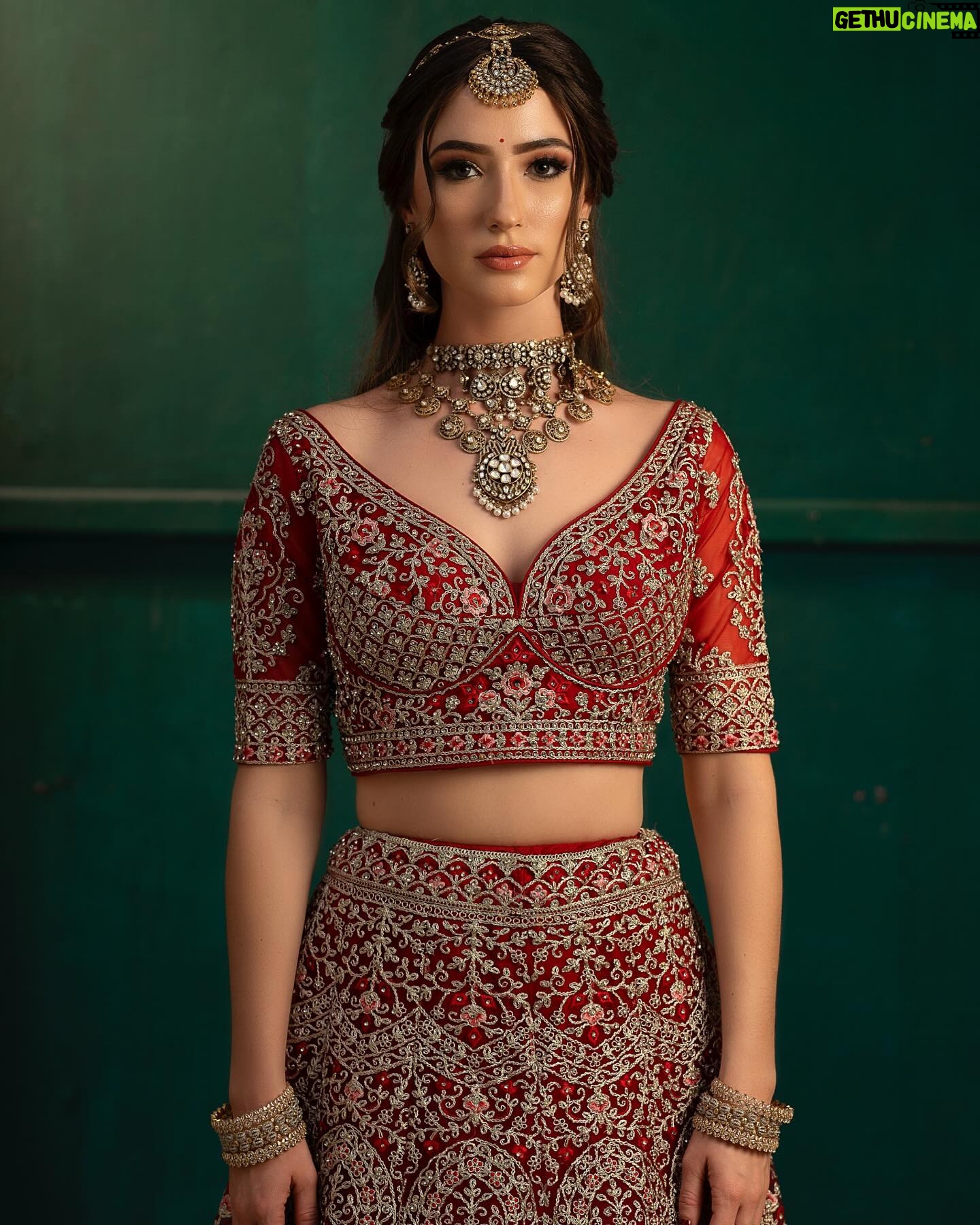 Manisa Tait - 459 Likes - Makeup @kowshi_mua
Photographer @vino_francis_roy
Dress @rekha_rental
Jewellery @vivahbridalcollections