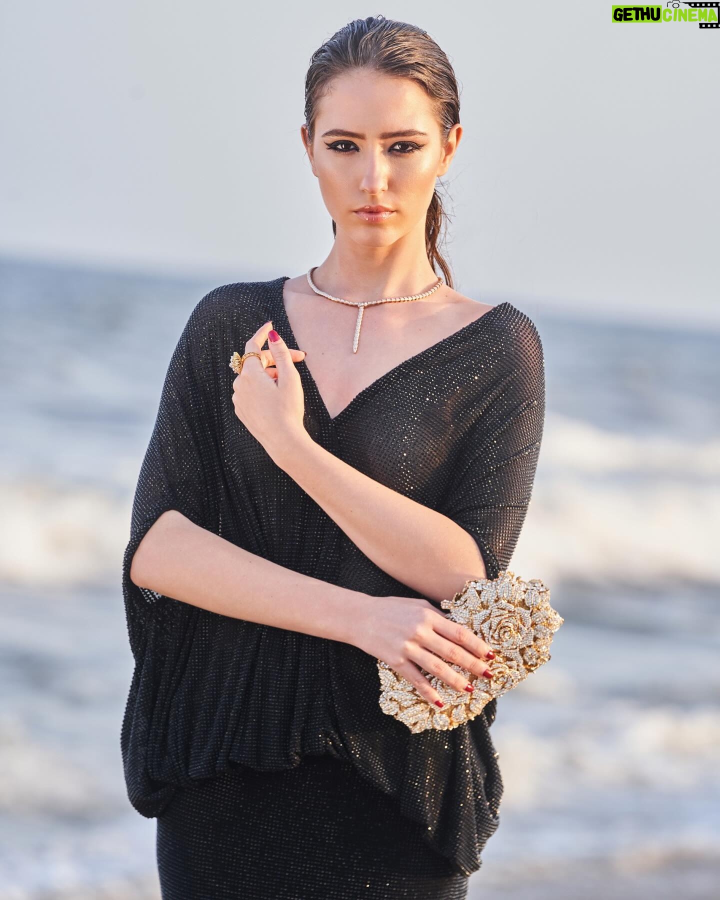 Manisa Tait - 521 Likes - 🌤️🐚✨🪩
For @aguisebymandirabansal
📸 @sri6venkat
Makeup @essy_zote
Hair @puii_c_ammy
@nacjewellers
