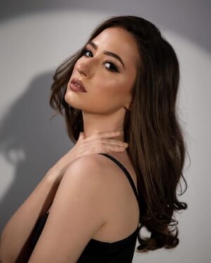 Manisa Tait Instagram - 🖤🖤

For @manithiclothing 
Photographer @muraliphotographie 
Makeup @deepartmakeup